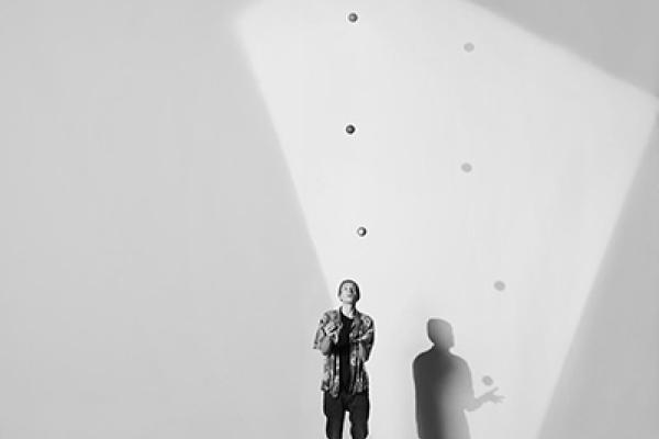 Daniel Rose juggling balls in the air